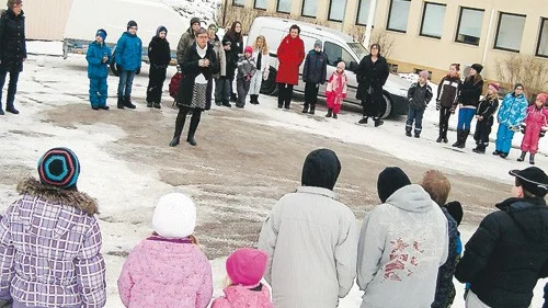 Rektor Ing-Marie Hjelte inledde dagen med ett tal på skolgården. "Det är en historisk dag. Aldrig tidigare har alla elever gått på samma skola", sa hon. Istället för att klippa invigningsbandet knöt lärare från både Horn och Hycklinge ihop bandet. Sen fortsatte ceremonin med ett tårtkalas inne i värmen.