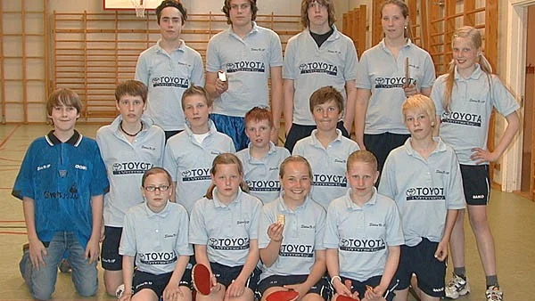 Södra Vi:s duktiga pingisungdomar. Övre raden fr.v: Andreas Nilsson, Andreas Axelsson och Mikael Gustafsson som vann P15-serien. My Samuelsen och Nathalie Haglund som vann F13. Mellanraden fr.v: Niklas Nilsson, Sebastian Haglund och Patrik Svensson vann P13. Joakim Svensson, Andreas Zeylon och Jonas Zeylon vann P11. Nedre raden fr.v: Emma Johansson och Lovisa Ingström som kom tvåa i F11 samt Åse Samuelsen och Christine Strömberg som vann F11.