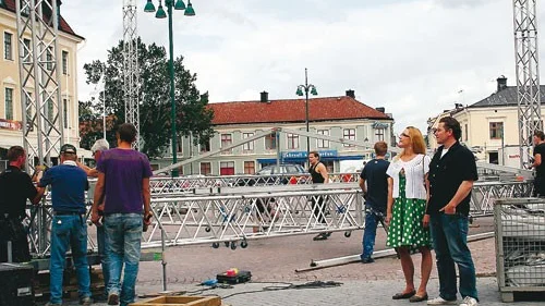 Bygget av scenen var under torsdagen i full gång. På plats för att följa bygget är Ida Hamrén och Håkan Waxegård.