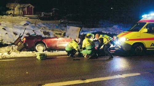 Två personer fick föras till sjukhus efter trafikolyckan under natten till onsdagen. Dessbättre skadades ingen av dem allvarligt. Foto: Janne Strömsten