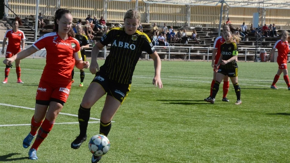 Nathalie Johansson svarade för hela fyra mål när Vimmerby IF slog Linghem med hela 7-1 på tisdagseftermiddagen. Anna Karlsson i bakgrunden gjorde två och Matilda Strömdahl ett.