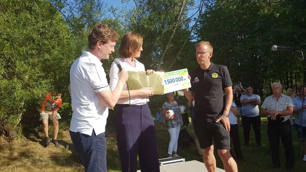 VIF fick en check på 1,5 miljon kronor från Postkodstiftelsen. Den överlämnades till David Lindgren av Marie Dahllöf.