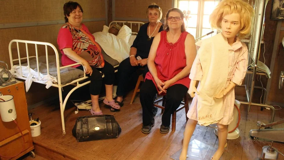 Mia Lind, Lena Larsson, Monika Fridh och Inga Andersson (saknas på bilden) hjälps åt att bygga upp sanatorieutställningen i hembygdsparken.