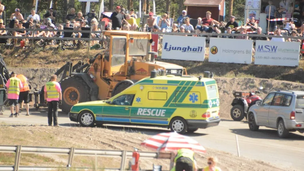 Ambulanspersonalen fick lyfta in föraren till ambulansbilen.