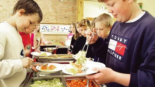 Tacobuffé står högt på önskelistan. Och med skolans egen specialsås blir det en superlunch tycker eleverna.