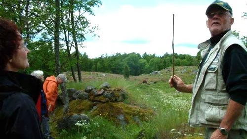 Naturguiden Folke Pettersson guidade besökarna bland blommor och träd i Idhults naturreservat.