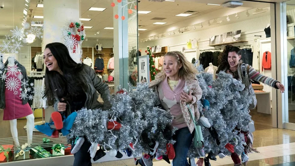 Sen december ingen snö. En stressfri jul? Det är vad mammorna i ”Bad moms 2” drömmer om.