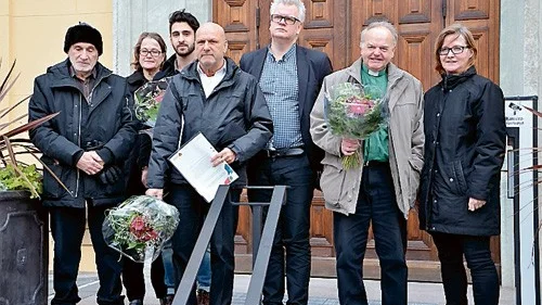 Stipendiater och politiker samlade.