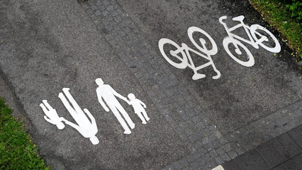 Konsekvens. Skribenten efterlyser ordning och reda bland gående och cyklister.