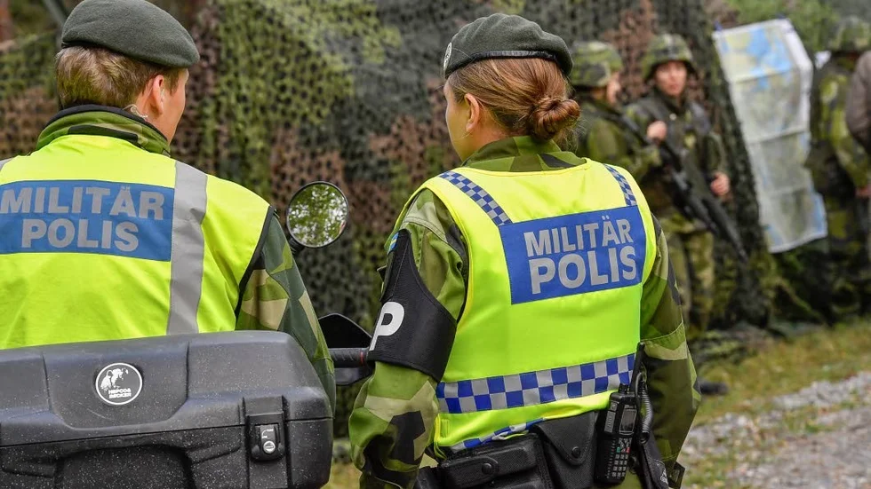 Totalförsvar. Sveriges civilförsvar ska rustas upp efter 15 år och ska tillsammans med militärförsvaret bilda ett nytt totalförsvar till år 2020.