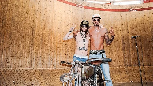 Lazy Joe och Dennis Lindberg från Västerås åker motorcykel på väggen i sitt runda hus, som de själva har byggt.