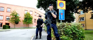 Polisinsatsen med k-pist - "för att skapa trygghet"