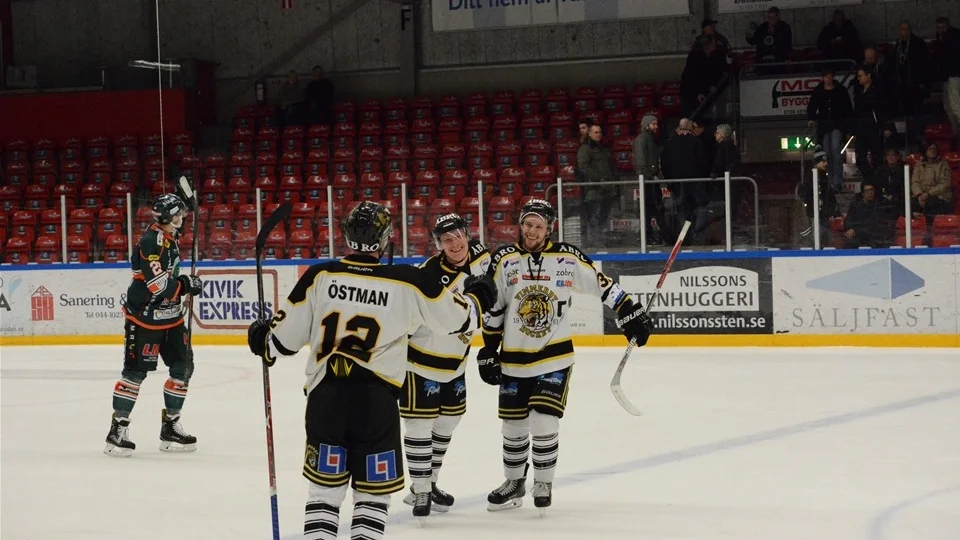 I kväll inleds play off 3 - det sista steget innan den allsvenska kvalserien. För Vimmerbys del väntar Kristianstads IK i bäst av tre matcher – hemma i kväll samt borta fredag och (eventuellt) lördag. Läge för nytt segerjubel? Foto: Torbjörn Allvin