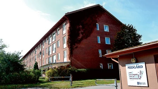 Fyra dagar har gått sedan mordet på Midgård. Nu har polisen fått tag i offrets anhöriga.
