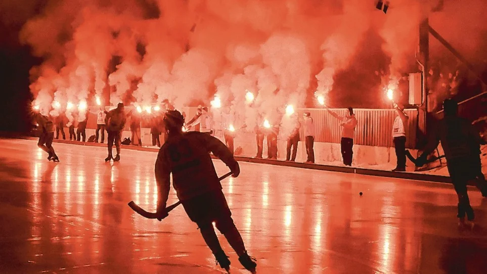 Happy Clappers bjöd på ett mäktigt tifo innan matchen, men fick se sina rödvita hjältar förlora seriefinalen. Foto: Mikael Kindman