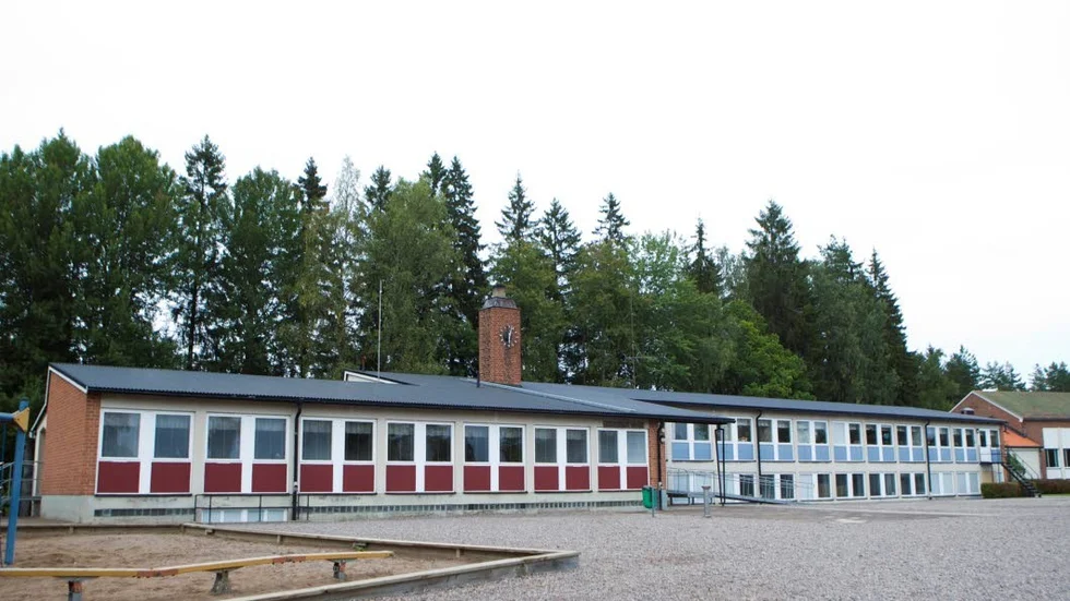 Godegårds skola. Elevantalet sägs vara för litet, men vad grundar sig det på, undrar skribenten.
