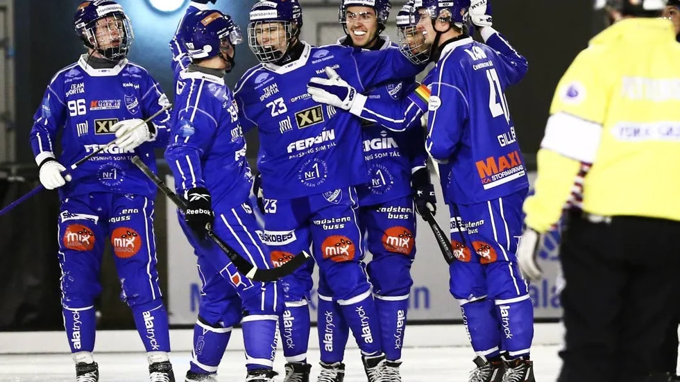 Philip Florén, i mitten, fortsätter i IFK Motala i ytterligare två år.