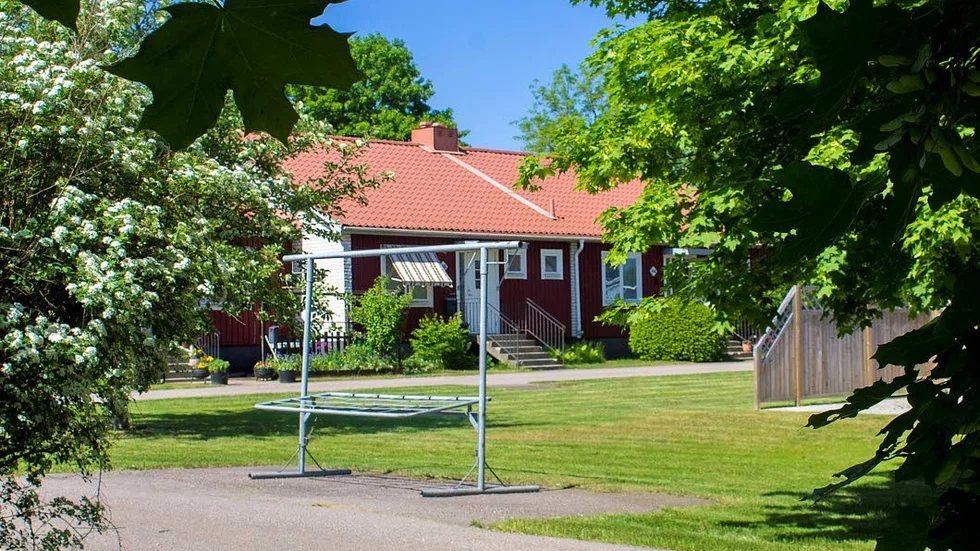 De 36 radhuslägenheterna på Egeltorpsväghen i Tjällmo har nu sålts av Bostadsstiftelsen Platen.