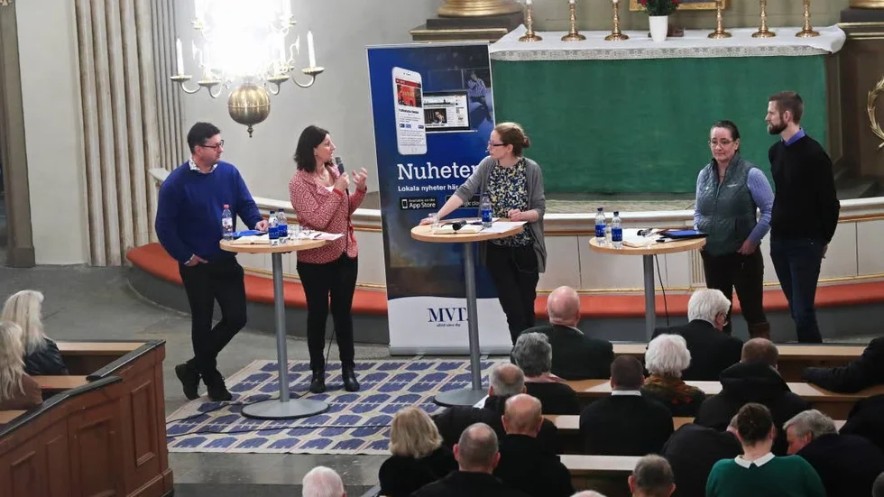 De direktsända landsbygdsdebatterna har blivit uppskattade. Nu kan reportern Lina Handberg (i mitten) vinna pris för insatserna.