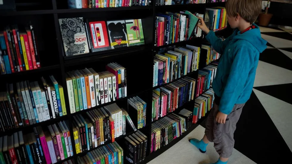 Förbättrat. Svenska elevers läsförståelse har förbättrats, men skolan lider fortfarande av stora problem.
