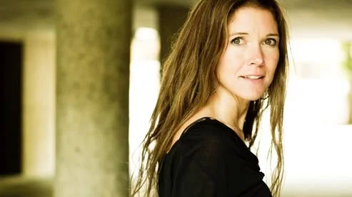 Åsa Anderberg Strollo, prisbelönt författare, leder på måndag en skrivarverkstad för skolungdomar i Ankarsrum och Överum.