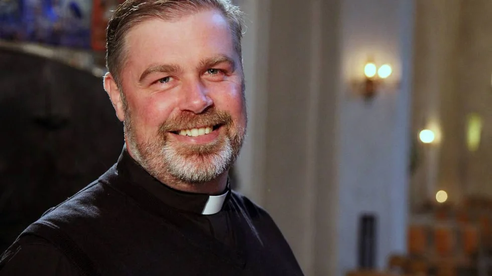 Thomas Petersson, född och uppvuxen i Motala och för närvarande Domprost i Växjö, är en av fyra kandidater till biskopsämbetet i Visby stift.