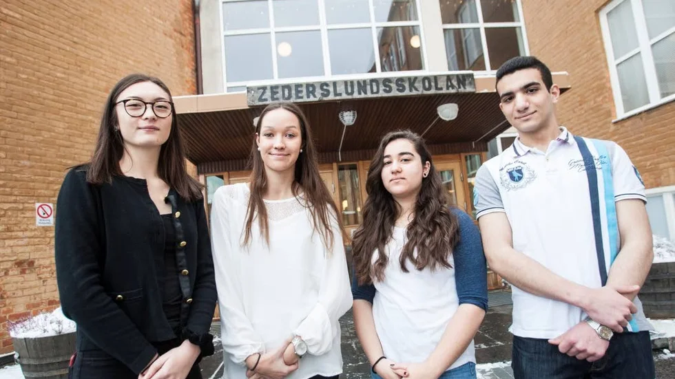 KRITISERAR. Linn Fors, Julia Wååg, Elvira Harju-Utay och Mohamad Tahsin Alrifai är trötta på att bli förbisedda i kommunens beslut.