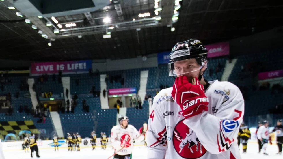 Lämnar. Alexander Leandersson är tillbaka i Karlskoga. Igen. Backens fjärde klubb den här säsongen.