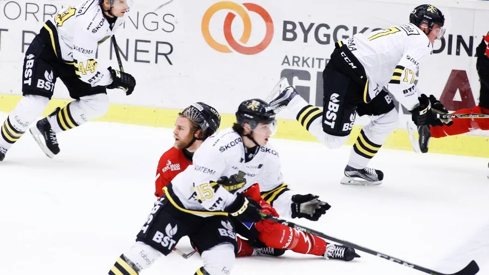 Attack. Alexander Pettersson däckad i matchen mot AIK. Albin Ivarsson Hamberg, överst till höger, spelade mot Hästen i fredags och var klar för sin nya klubb på lördagen.