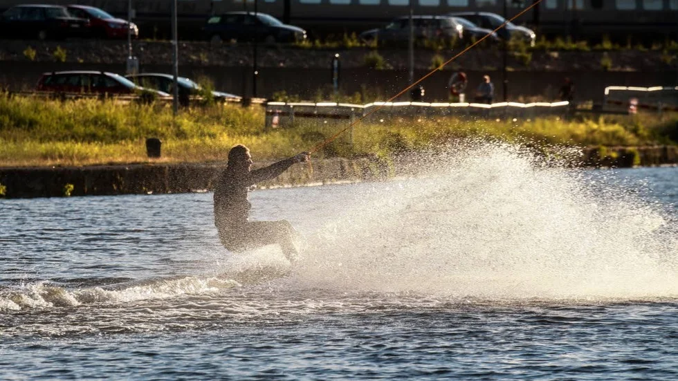 I Linköping kan du åka wakeboard mitt i stan. Hos Linköpings Kabelsportförening finns det möjlighet att bara prova på, eller utveckla dina skills på banans olika hopp och hinder.