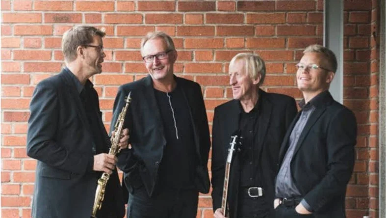 Spelar. Swedish romantic blues, som gör egen vispop, ligger bakom lördagen på Sagateatern.