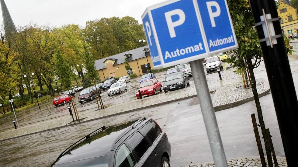 Blir dyrare. Nyttoparkeringstillstånden ska ses över.