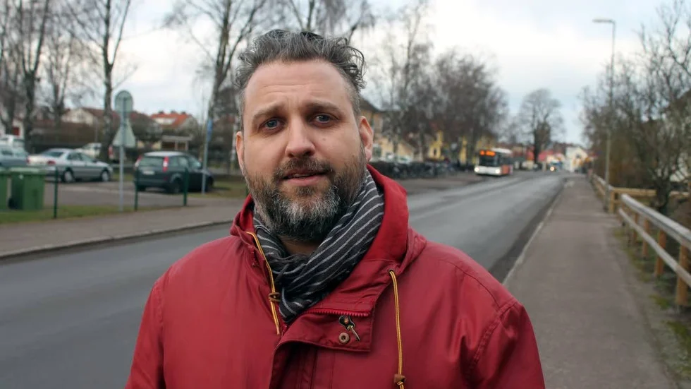 MÅNGSYSSLARE. Han sjunger och lagar mat i ett underhållningskoncept. Han jobbar för Vadstenas bästa som fritidspolitiker. Han har större VHF-hjärta än de flesta, spelar handboll än, och han vill snart hoppa fallskärm. Möt Johan Lindell i Önskeintervjun.