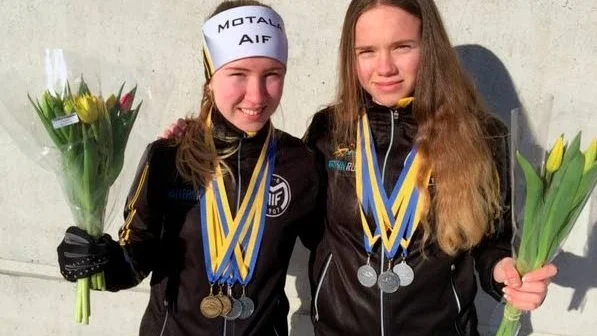 Motala AIF:s Emma Åkesson och Tina Svensson tog sju medaljer under USM som avgjordes i helgen i Västerås.