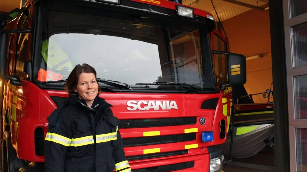 Personal sökes. Sara Stenbeck från Loftahammar är insatsledare inom räddningstjänsten, som nu söker personal till flera pooltjänster.