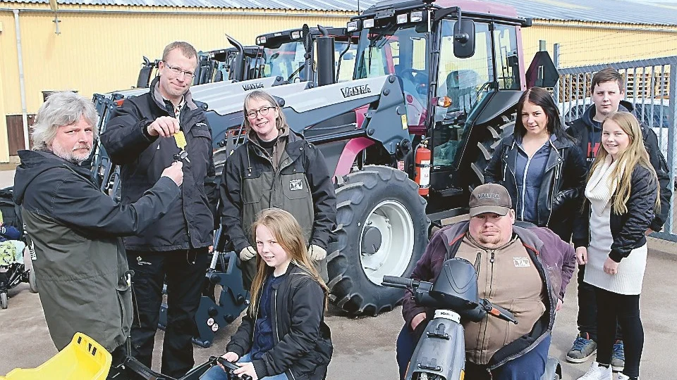 Fredrik Johansson överlämnar nyckeln till Jörgen Blomberg och Kristina Lindelöf från Ingebo Hagar. Foto: Roelof Stroetinga