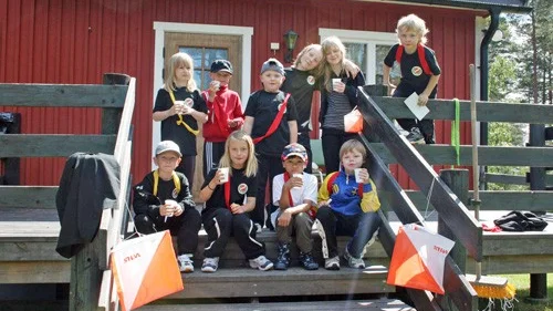 Man måste dricka lite vatten mellan aktiviteterna, annars orkar man inte prestera konstaterar barnen i en av tävlingsgrupperna.