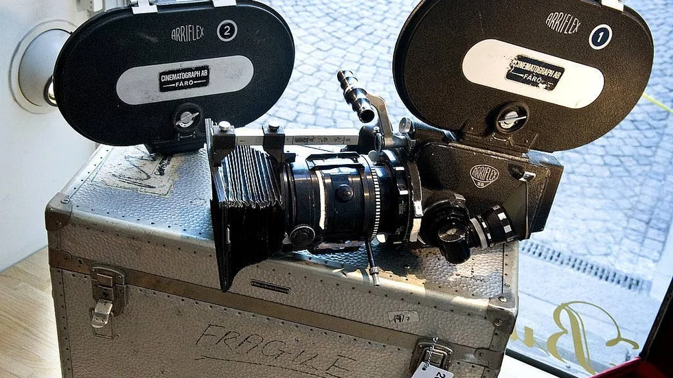 Bergmans filmkamera. Det som filmades analog då måste digitalisera nu.