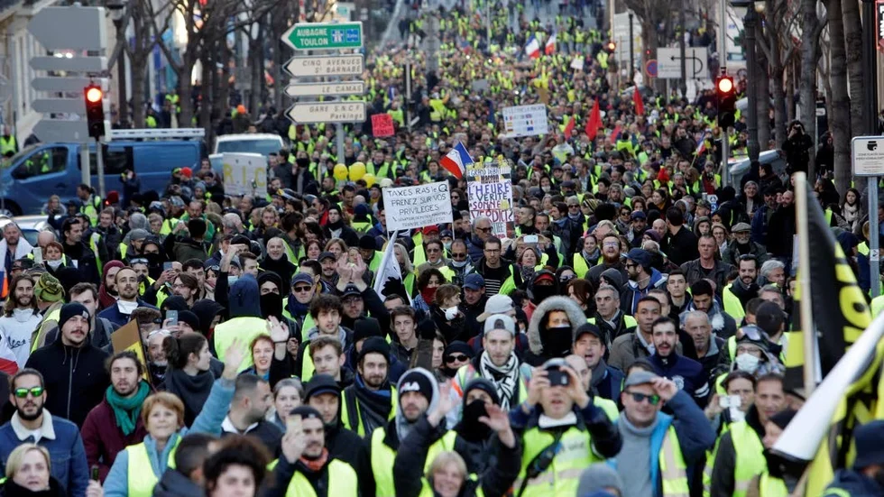 Protesterna från "de gula västarna" i Frankrike visar vikten av att genomföra klimatåtgärder på ett rättvist sätt, menar Byggnads.