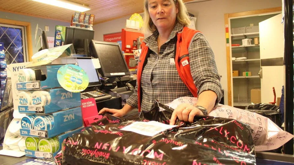 Camilla Liljegren på ICA Nära Sundbergs i Mörlunda har många paket att ta hand om, men fördelarna överväger nackdelarna anser kommunens tre ICA-handlare som vill värna den så viktiga servicen på landsbygden.