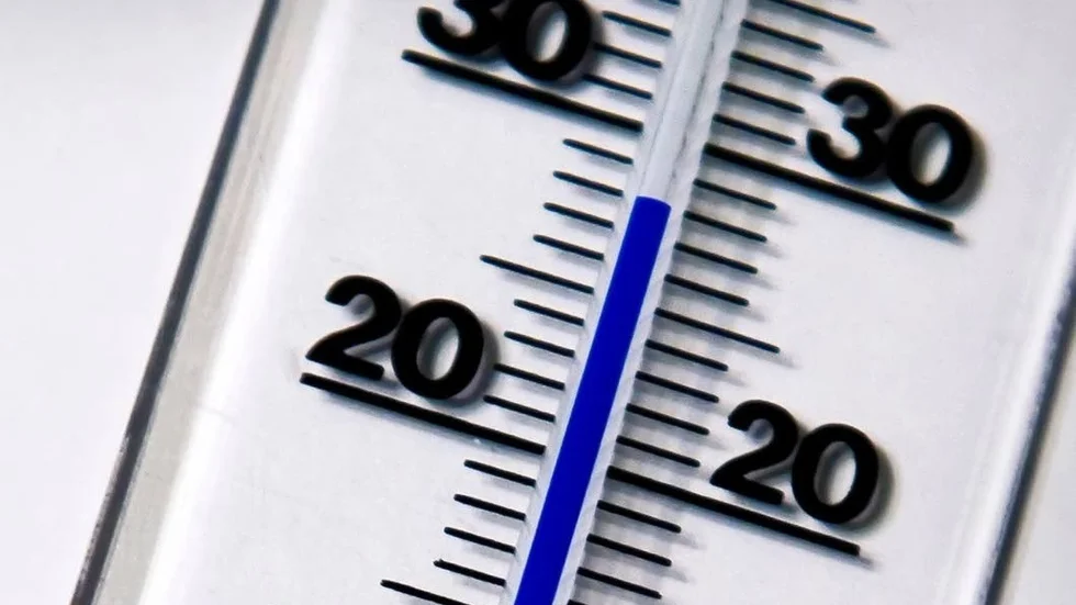 Vid tillfällig värmebölja är det, enligt Folkhälsomyndighetens allmäna råd, okej om temperaturen uppnår 28 grader.