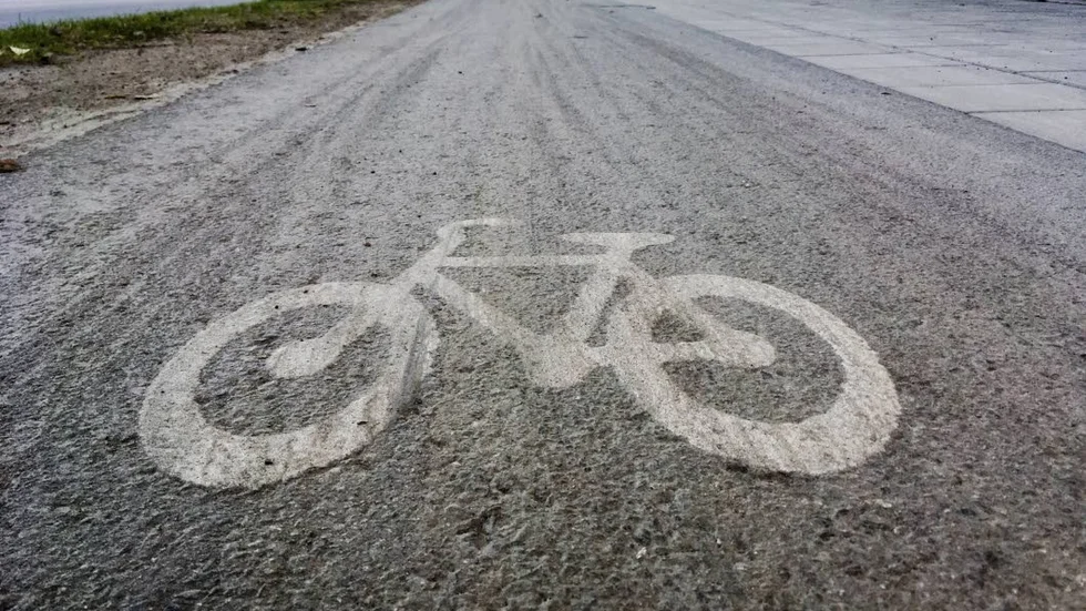Genrebild för gång- och cykelväg. Nu flyttar kommunstyrelsen 700 000 kronor till årerts investeringsbudget för projektet i Gullringen.
