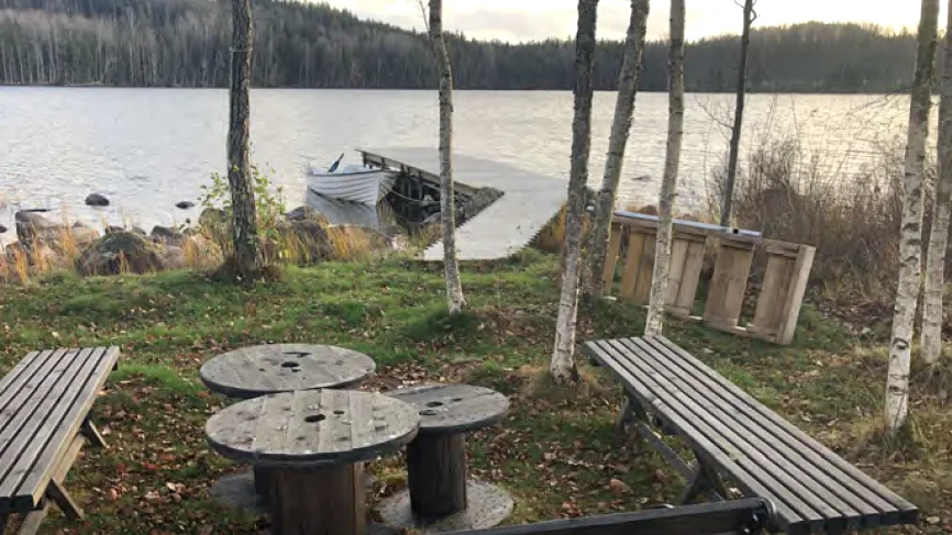 En av de grillplatser och bryggor som måste bort, enligt miljö- och byggnadsnämndens beslut. Men något krav på anmälan eller tillstånd för vattenverksamhet ställs inte i beslutet.