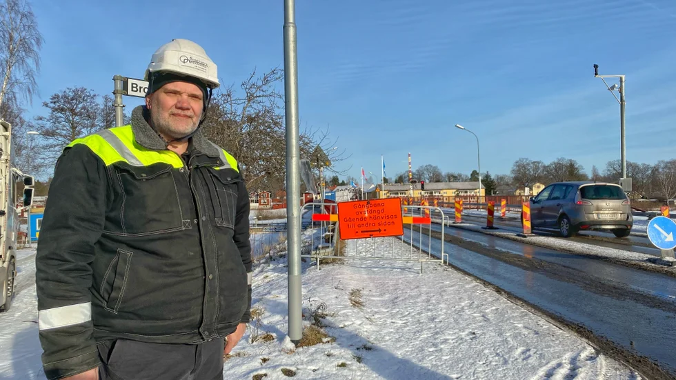 Peter Abrahamsson jobbar med renoveringen av Stallarholmsbron. Han säger att han inte märker av att folk kör mot rött: "Men det är det väl ingen som gör medan vi arbetar".