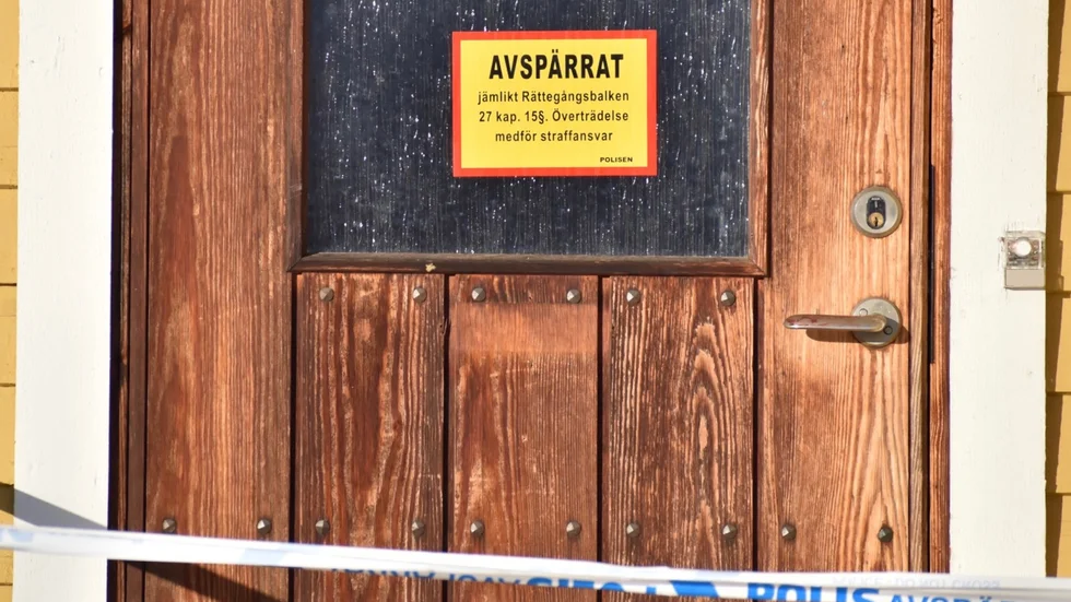 På tisdagen var bostaden där den svårt skadade mannen hittades fortfarande avspärrad.