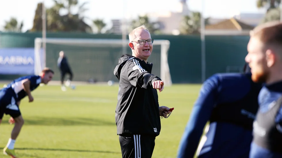 Glen Riddersholm testar en brasiliansk mittback.