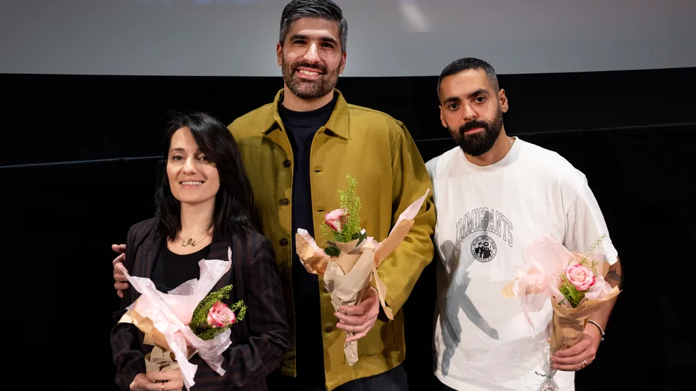 Milad Alami (mitten) tillsammans med skådespelarna Marall Nasiri och Ardalan Esmaili under Svenska filminstitutets presentation av vårens filmer. Arkivbild.