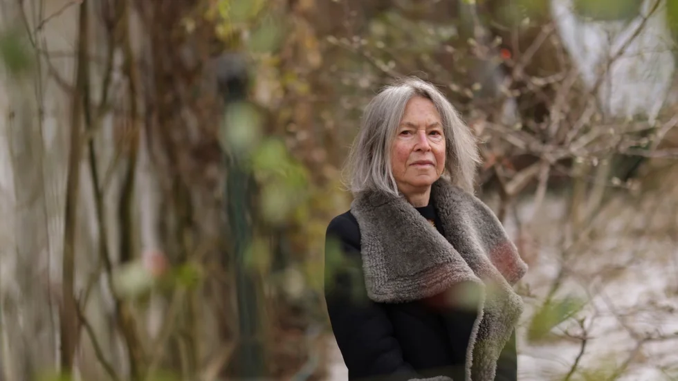 Den amerikanska poeten Louise Glück (född 1943) tilldelades 2020 Nobelpriset i litteratur. "Vinterrecept från kollektivet" är den första boken som hon har skrivit efter priset.