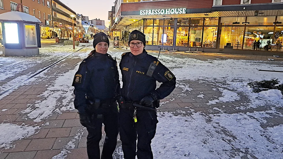 Polisen Sandra Östensson och kommunpolis Sarah Ekbom i Bodens kärna, gågatan, där ungdomarna gärna drar förbi. "Det har varit oroligt och vi vill informera vårdnadshavare", säger Sarah Ekbom.