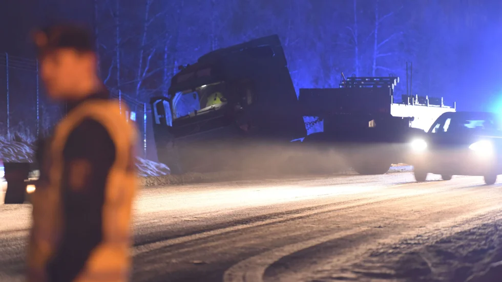 Det var strax före 17.00 på fredagseftermiddagen som en lastbil och en personbil krockade i höjd med brandstationen.